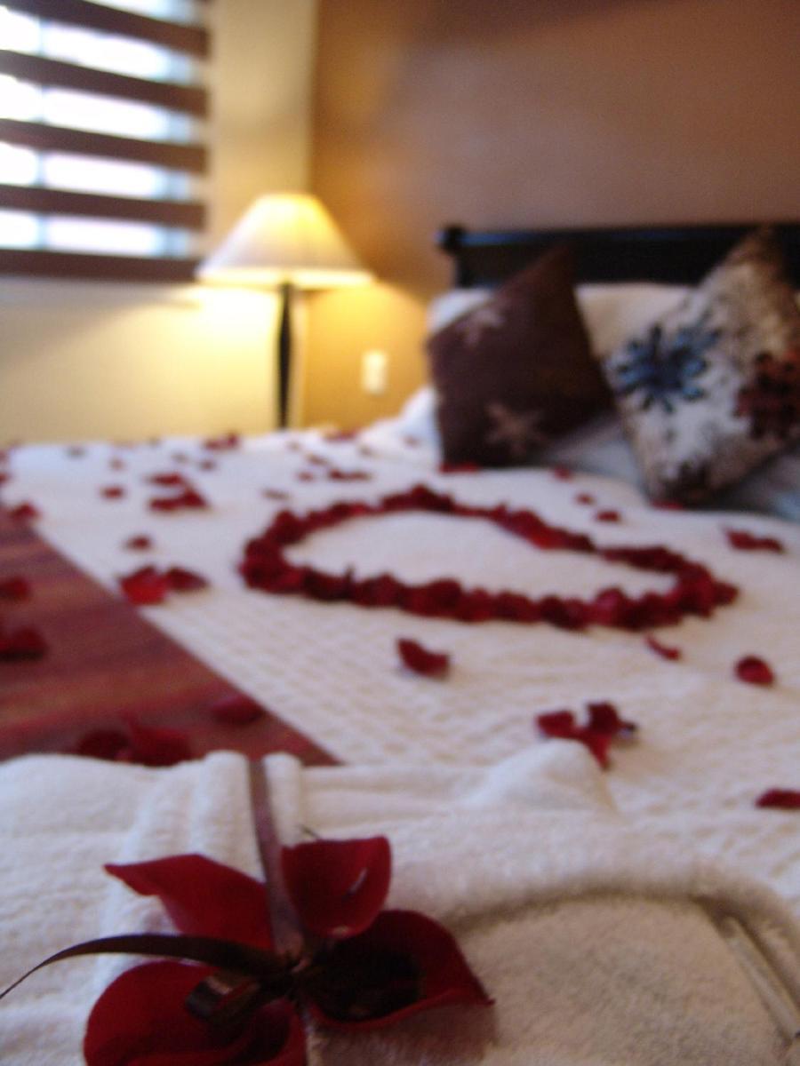 Casa Del Tio Hotel Boutique Альенде Номер фото A bed decorated with rose petals
