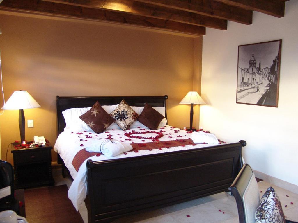 Casa Del Tio Hotel Boutique Альенде Номер фото A bedroom at the Inn at the Quinta Real