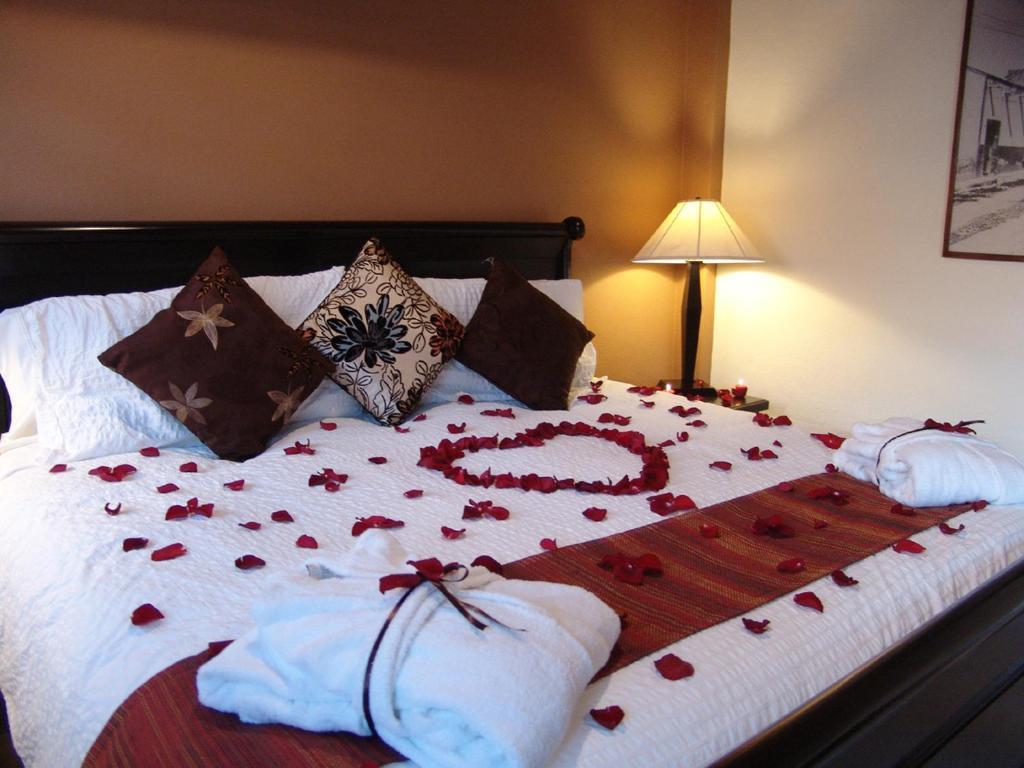 Casa Del Tio Hotel Boutique Альенде Номер фото A bed with rose petals