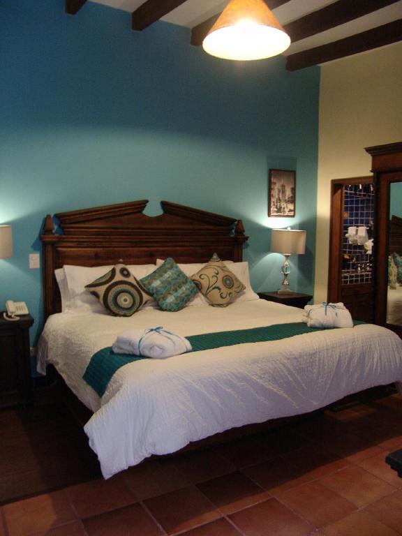 Casa Del Tio Hotel Boutique Альенде Номер фото A bedroom at Hotel San Angel Inn
