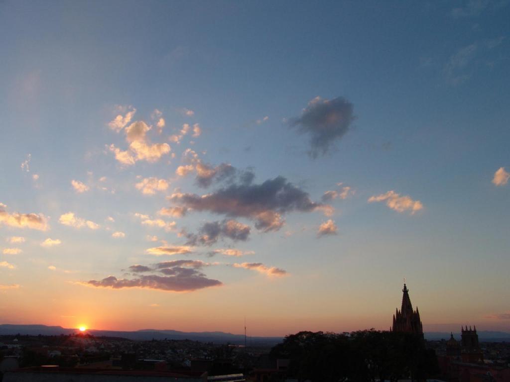 Casa Del Tio Hotel Boutique Альенде Экстерьер фото Sunset over the city